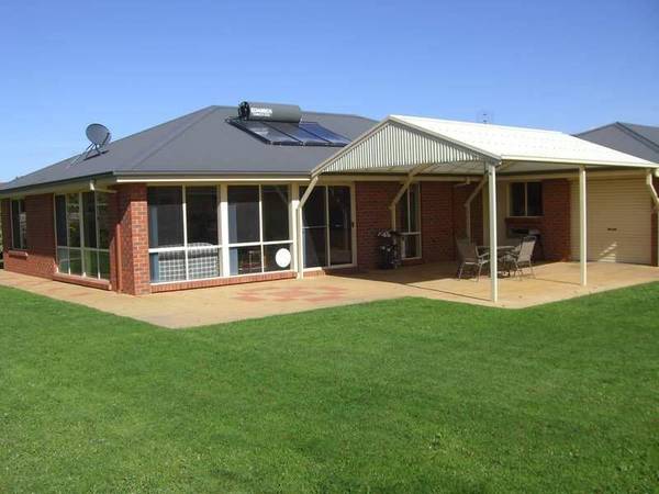 BIG BACKYARD IN COURT SETTING Picture 2