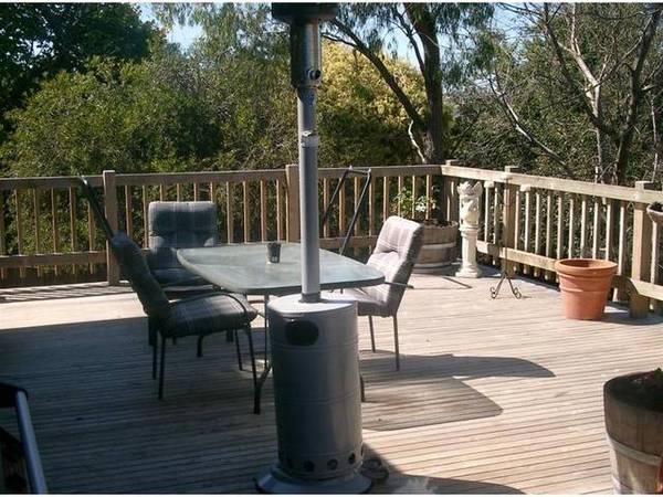 QUIET COURT SETTING Picture 1