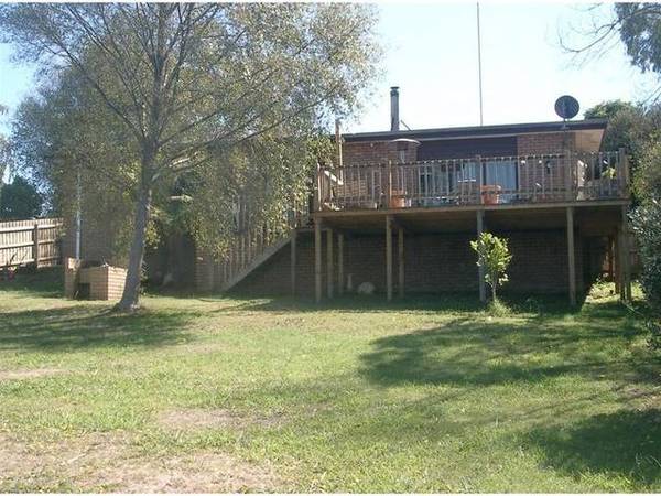 QUIET COURT SETTING Picture 2