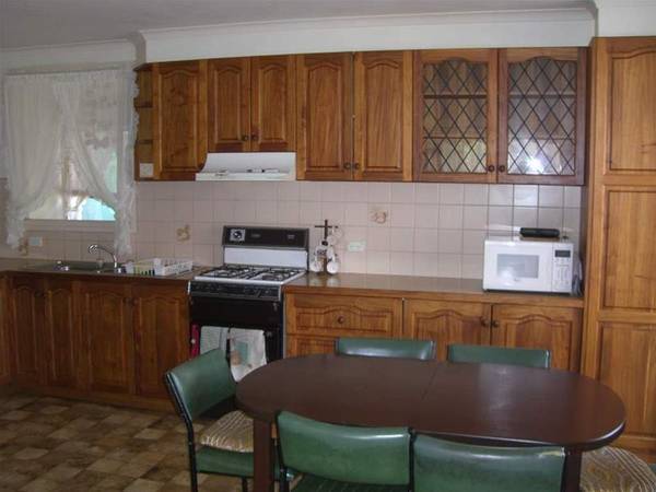 BUY IN BRUMLEY STREET Picture 3