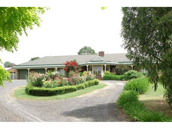 PARKLIKE 1.76 ACRES IN TOWN Picture 1