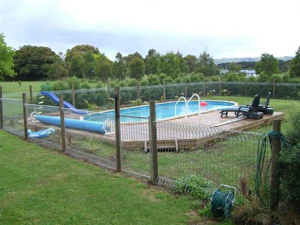 WOW, SPACE, POOL, VIEWS & EDGE OF TOWN Picture 2