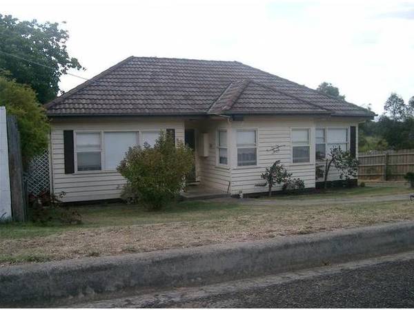 NEAT ELEVATED AND READY FOR NEW OWNER Picture 1