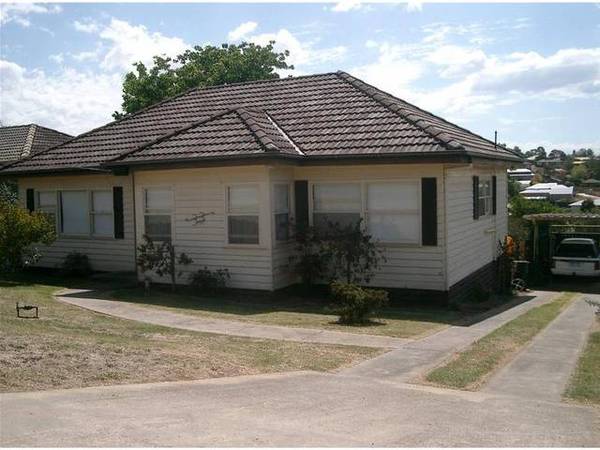 NEAT ELEVATED AND READY FOR NEW OWNER Picture 3