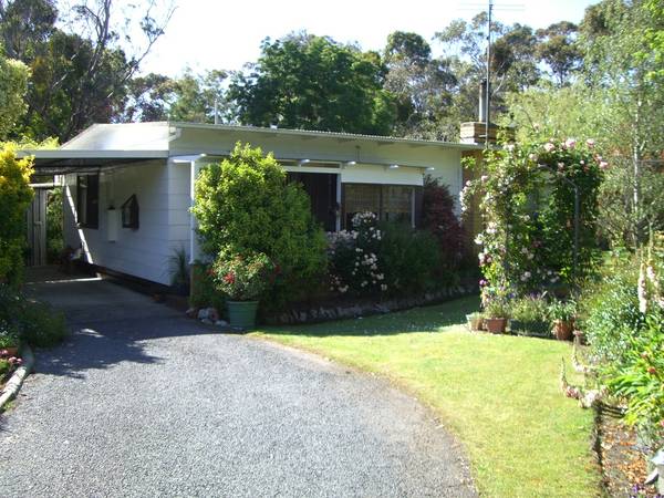 RESIDE BESIDE A GOLF COURSE Picture 1