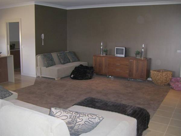 THIS ONE IS A CONTEMPORARY WHOPPER! Picture 2