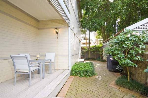 Immaculate Garden Apartment in Prime Location Picture 1