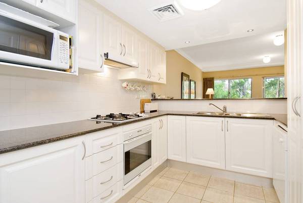 Absolute Single Level Apartment Picture 2