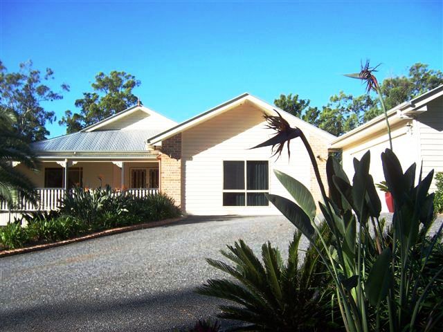 Luxury Living in a Large Modern Queenslander Artchitect Designer Home on Magificicently Landscaped Gardens Picture 1