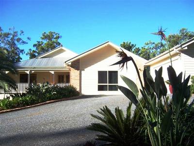 Luxury Living in a Large Modern Queenslander Artchitect Designer Home on Magificicently Landscaped Gardens Picture