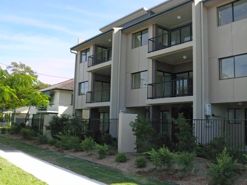 NEW MODERN TOWNHOUSE Picture 3