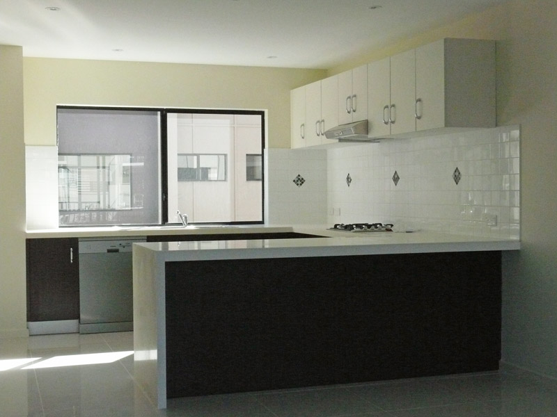 NEW MODERN TOWNHOUSE Picture 2