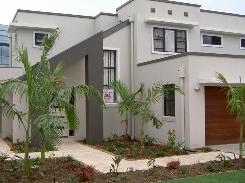 Large Luxury Townhouse Picture 1