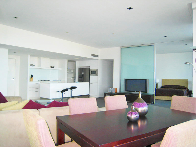 Q1 - 3 bedroom apartment, South facing for less than $1 million! Picture 3