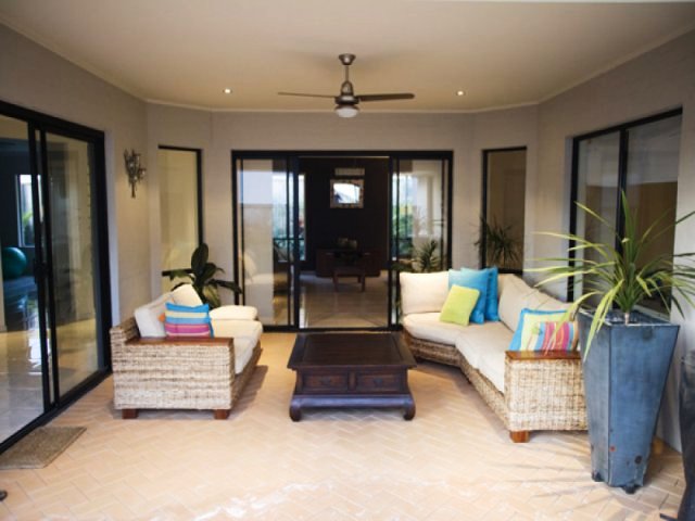 EXECUTIVE QUALITY & STYLE Picture