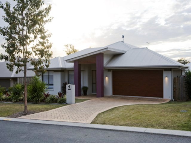 EXECUTIVE QUALITY & STYLE Picture