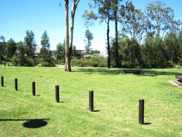 Quiet park & quiet street! Picture 3