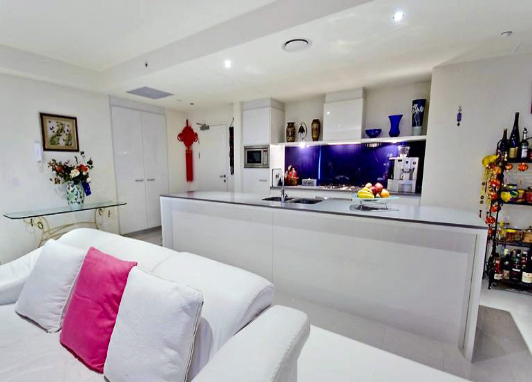 THIS IS LIVING! Picture 3