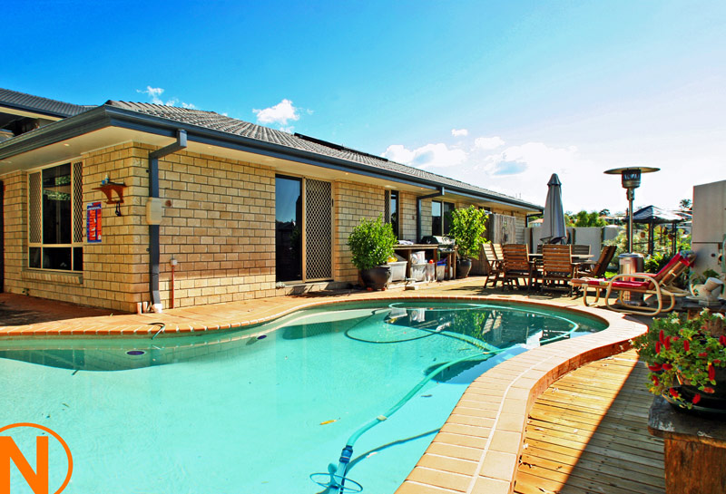 LARGE HOME WITH POOL Picture