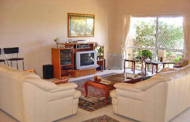 Walk to Shopping Centres! Picture 3