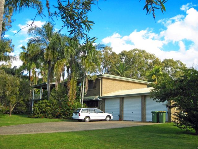 VERY LARGE HOME ON RIVER Picture 1