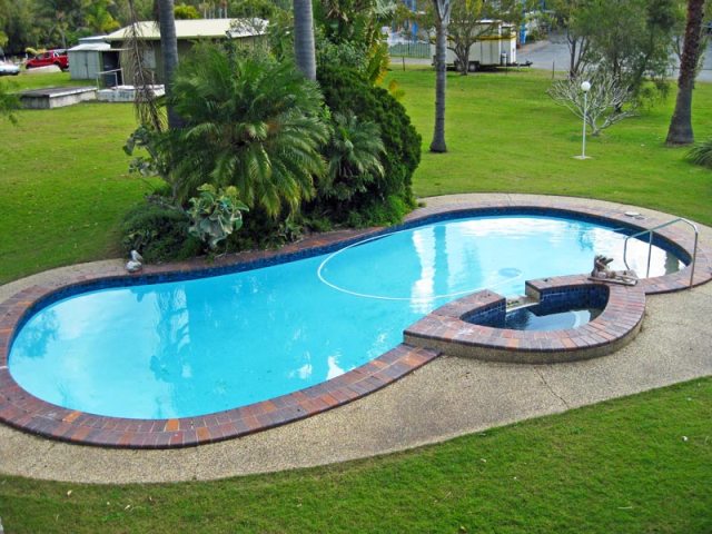 VERY LARGE HOME ON RIVER Picture 2