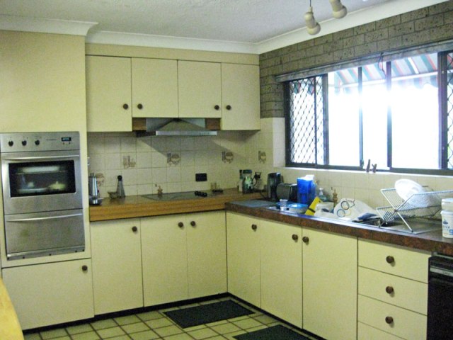 VERY LARGE HOME ON RIVER Picture 3