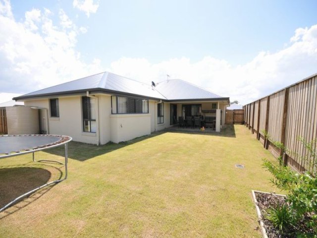 STYLISH LARGE HOME Picture 2