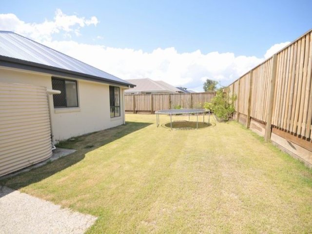 STYLISH LARGE HOME Picture 3