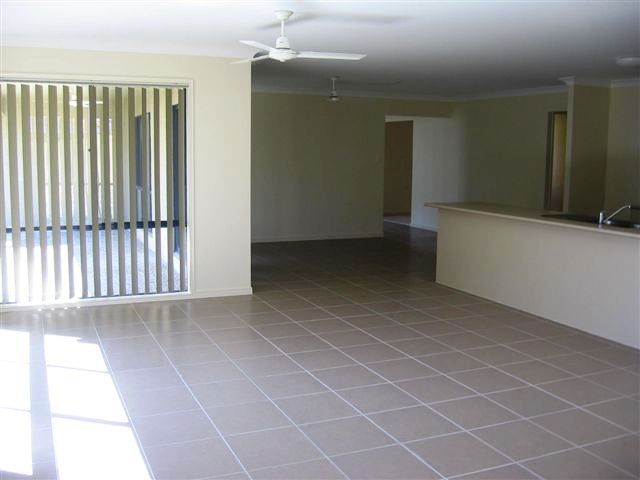 HUGE FAMILY HOME Picture 3