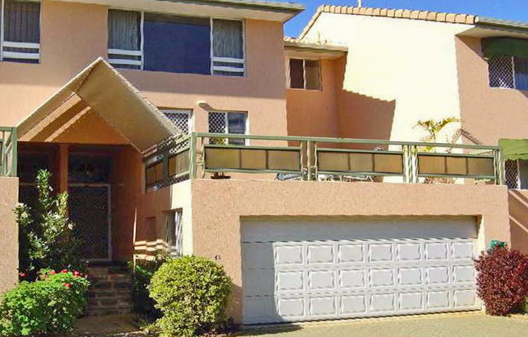 MASSIVE TOWNHOUSE! Picture 1