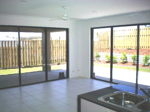 JUST LIKE NEW ! Picture 3