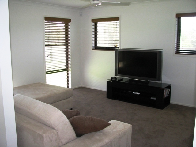 FANTASTIC MODERN HOME! Picture 3