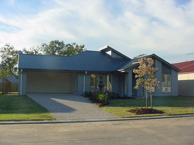 LARGE FAMILY HOME! Picture 1