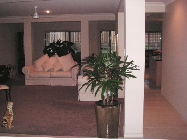 Near new luxury home! Picture 2