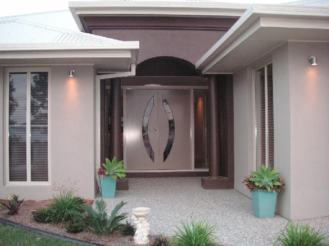 Near new luxury home! Picture 3