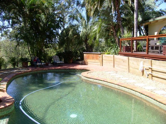 Estate Living On A Whole Lot Of Land Picture 2