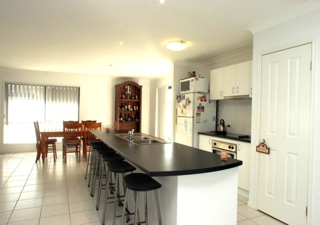 Looking for a large house & maybe side access? Picture 2