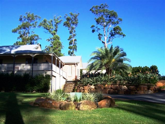 Luxury Living in a Large Modern Queenslander Artchitect Designer Home on Magificicently Landscaped Gardens Picture 1