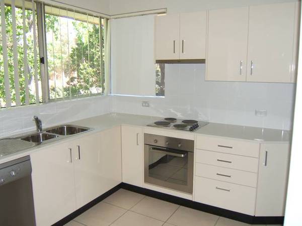 Large 3 bedroom Unit - Great Location, fully renovated! Picture 1