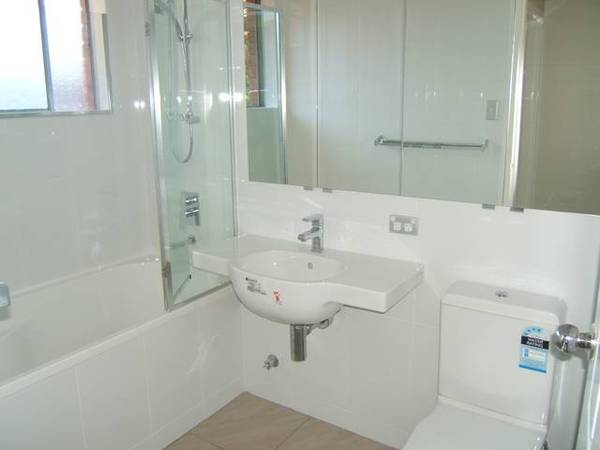 Large 3 bedroom Unit - Great Location, fully renovated! Picture 2