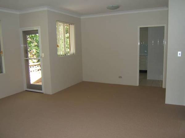 Large 3 bedroom Unit - Great Location, fully renovated! Picture 3