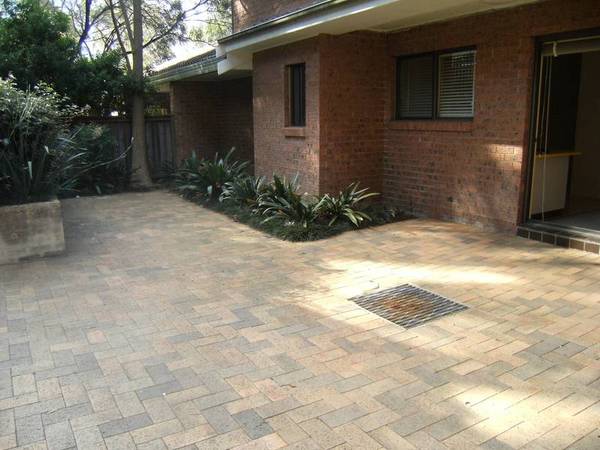 Fresh and Clean massive courtyard, pool in complex at back door. Picture 2
