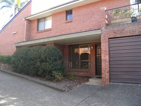 Fresh and Clean massive courtyard, pool in complex at back door. Picture 1
