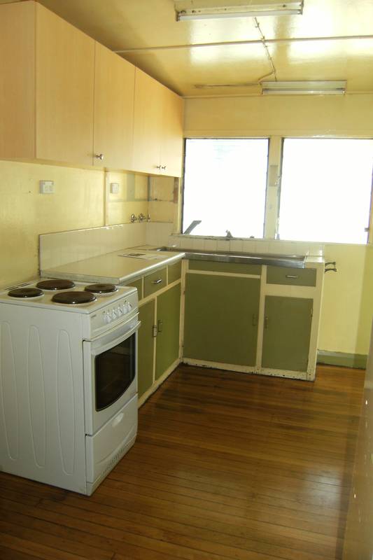 OLD STYLE CHARACTER - DOG FRIENDLY YARD. Picture