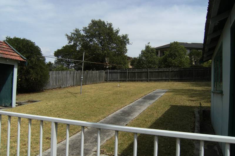 OLD STYLE CHARACTER - DOG FRIENDLY YARD. Picture