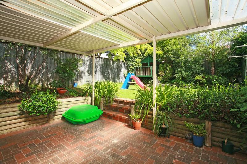 STONE'S THROW TO WATER AND PARKS Picture 3