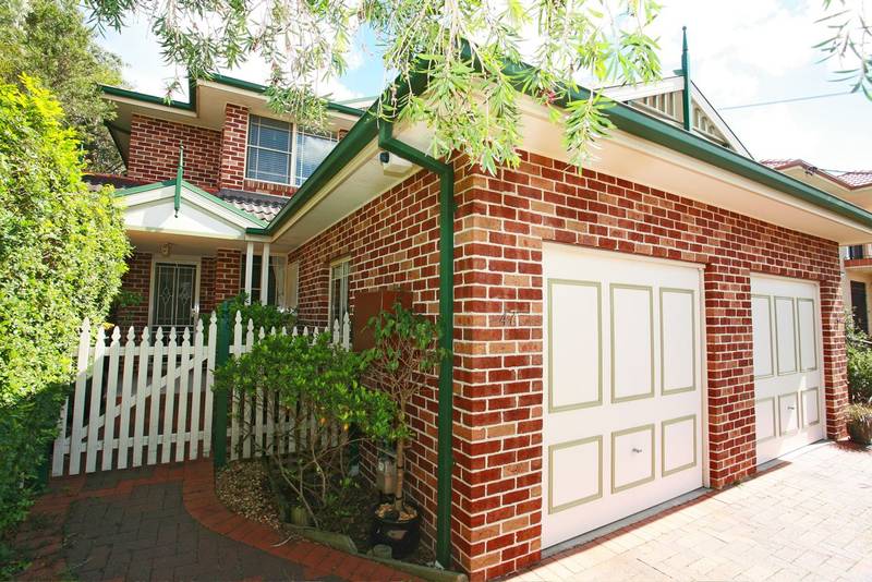 STONE'S THROW TO WATER AND PARKS Picture 1