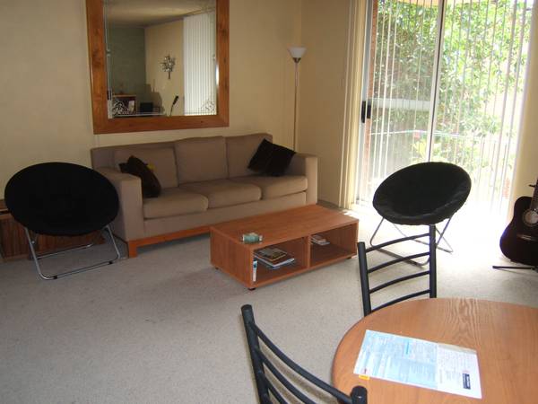 Fabulous Unit in Excellent Location! Picture 2