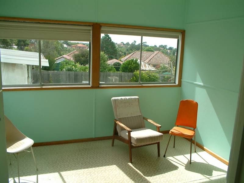 Short Term Lease - large block, clean home. Picture 2